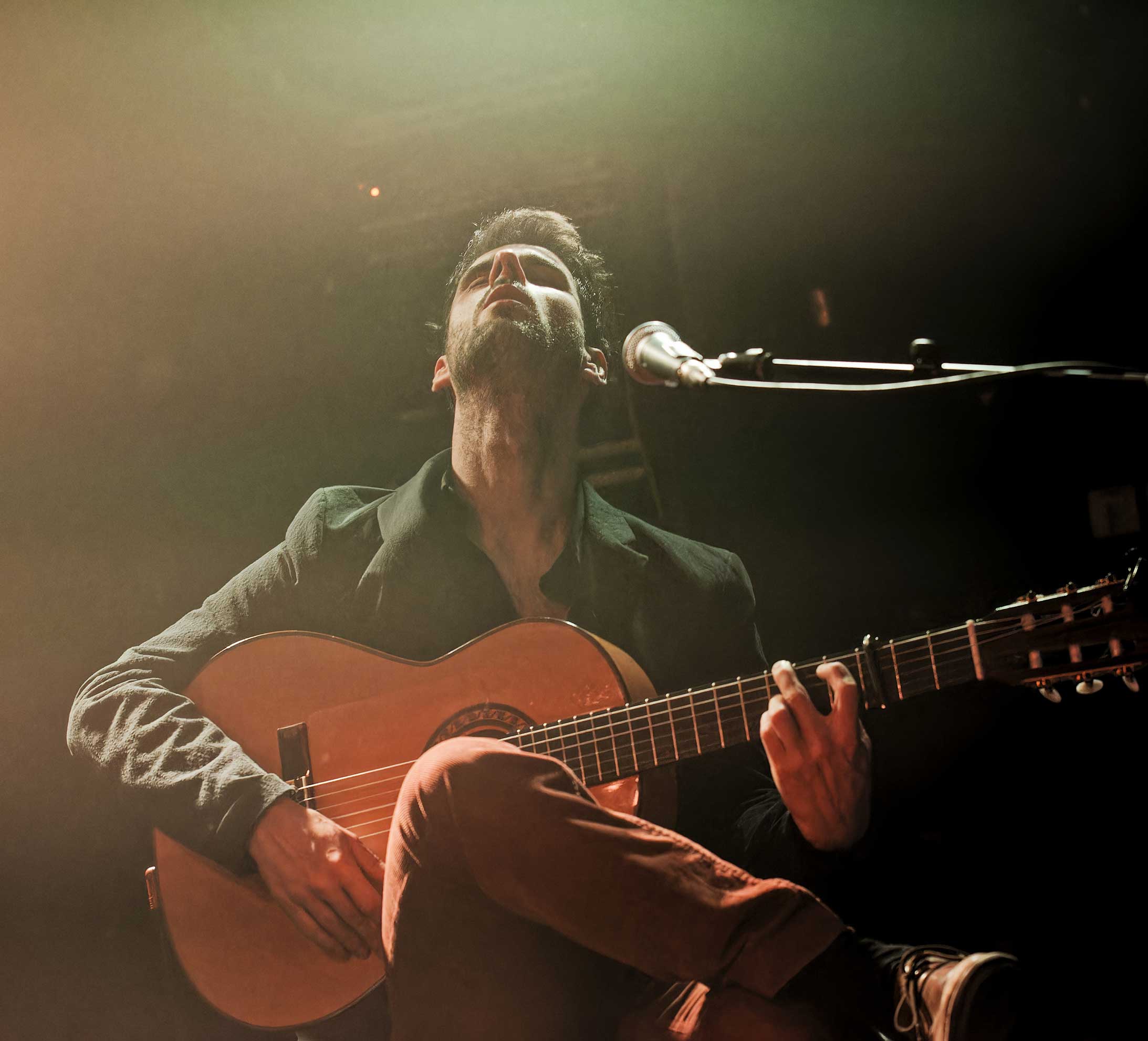 Le guitariste Csaba, lors d'un concert de Caravela, groupe de flamenco fusion, à La souris Verte (S.M.A.C.) à Epinal (88) en 2024.