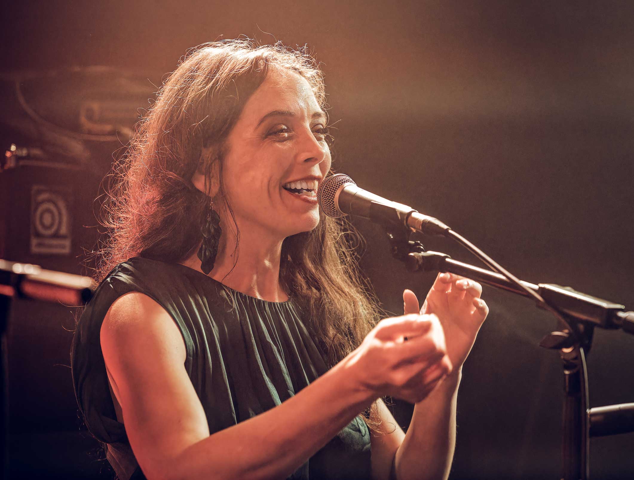 Assuntina au chant, lors d'un concert de Caravela, groupe de flamenco fusion, à La souris Verte (S.M.A.C.) à Epinal (88) en 2024.