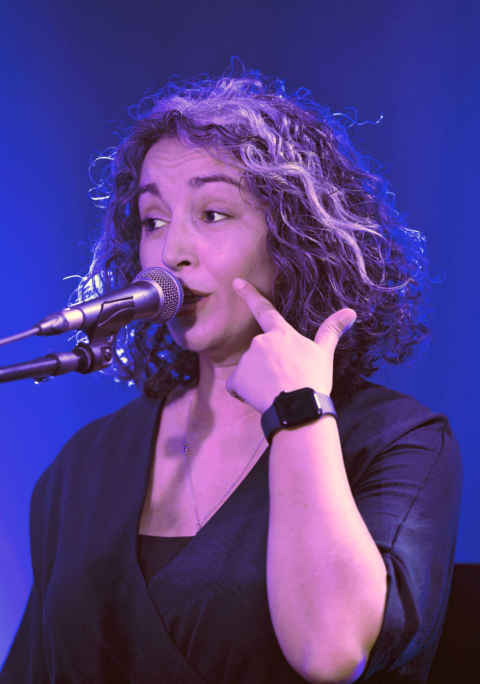 La chanteuse Samira, lors d'un concert de Caravela, groupe de flamenco fusion, à La souris Verte (S.M.A.C.) à Epinal (88) en 2024.