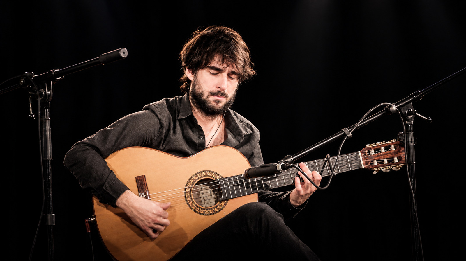 Csaba Ökrös, guitarist of the Herencia tablao, leaning over his flamenco guitar