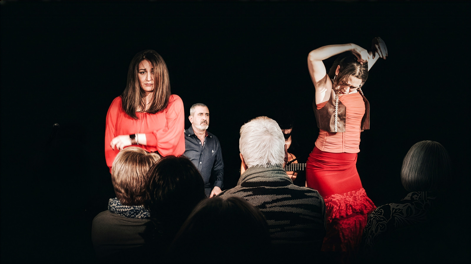 Samira Ramrami singing and Assuntina Gessa dancing flamenco, seen from the audience of the Herencia tablao