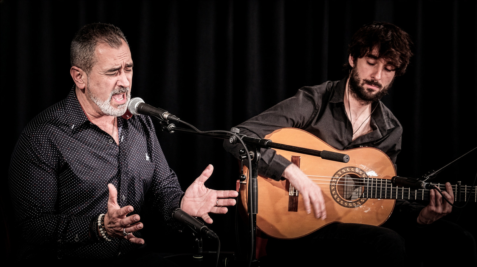 Pascual Ruiz singing at the microphone with Csaba Ökrös on flamenco guitar