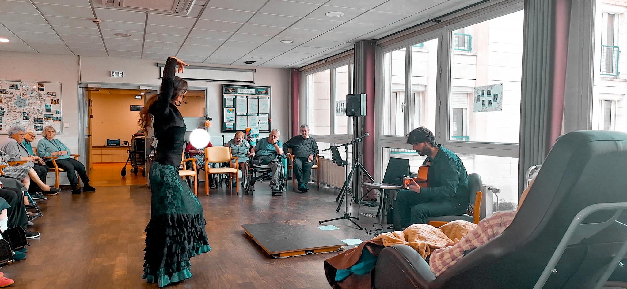 Dans le cadre du dispositif « Musique vivante en institutions » déployé par le Conseil Départemental 54, le spectacle de flamenco Caravela a été sélectionné pour des représentations dans plusieurs EHPAD afin d'aller à la rencontre des personnes âgées.