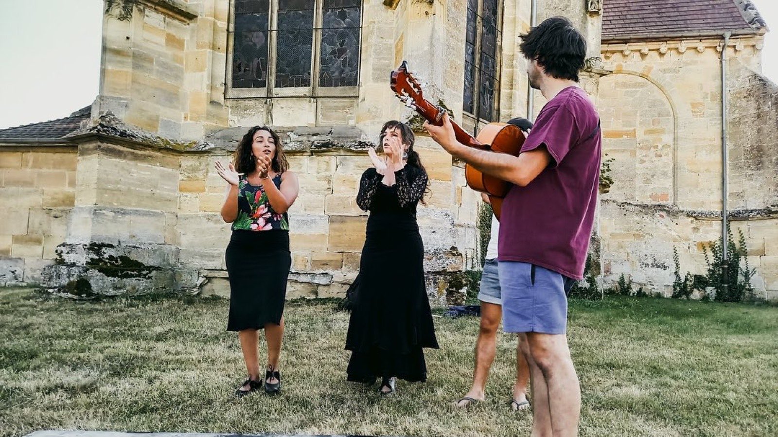 Performance in a village of the area during the residency at Le Cabagnol