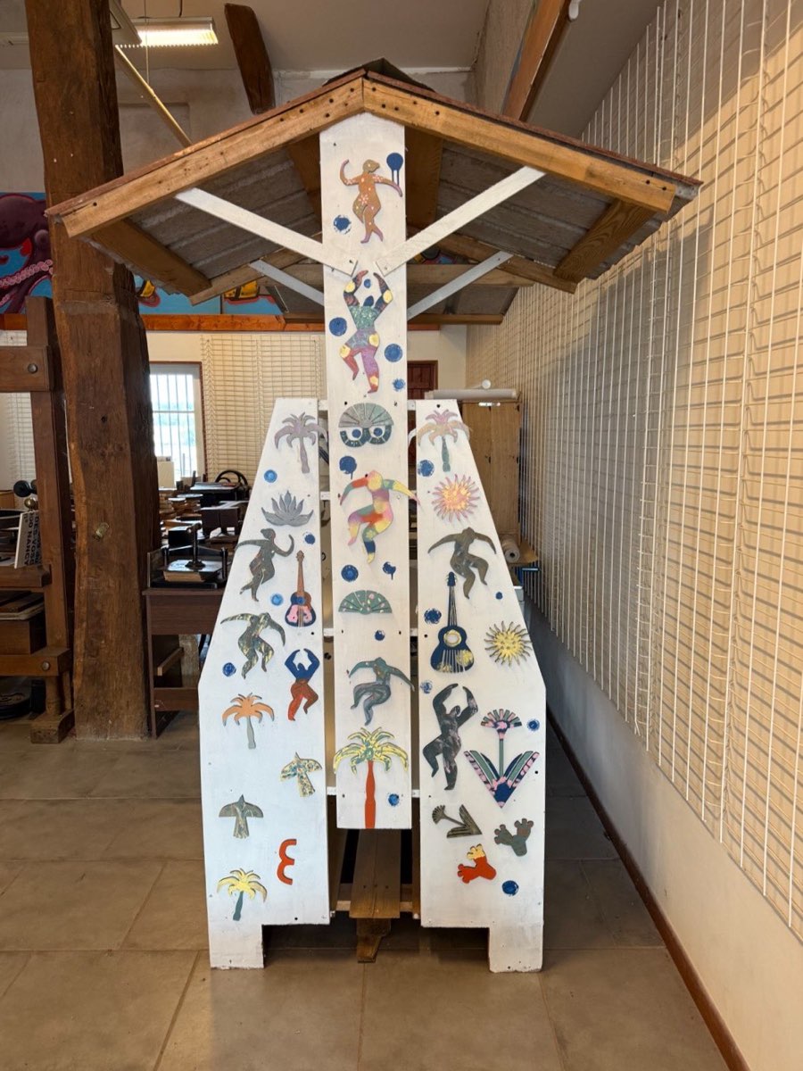 The book tree decorated by local residents, set up at the Village du Livre in Fontenoy-la-Joûte.